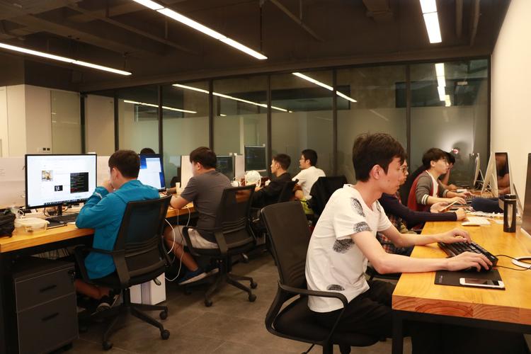 智能驱动，智造未来 从技术开发到行业应用的全栈能力